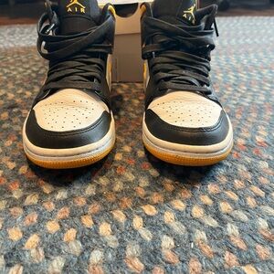 Women’s Air Jordan 1 Mid SE Sneakers